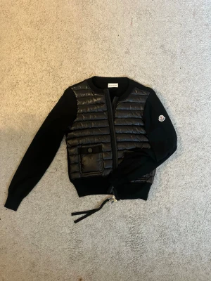 Moncler cardigan Dam - Moncler cardigan, storlek 1 (Dam). I princip helt ny, använd endast vid ett tillfälle. 