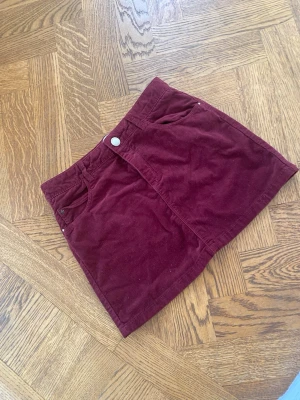 Vinröd manchesterkjol  - Super söt vinröd manchesterkjol från Zara med klassisk femficksdesign och silverfärgade små stjärnor vid fickorna. Kjolen stängs med knapp och dragkedja framtill och är väldigt söt att ha på hösten. Jag säljer den nu på grund av att den inte passar mig längre 🧣🍒✨