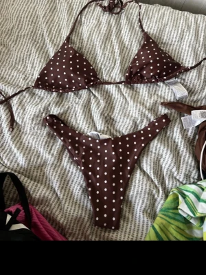 Brun bikini med vita prickar - Snygg populär Bikini prickig. Aldrig använd (provad med trosor)