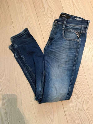 Replay anbass jeans  - Replay anbass jean i storlek 30-32|| finns ett hål men går att fixa|| 