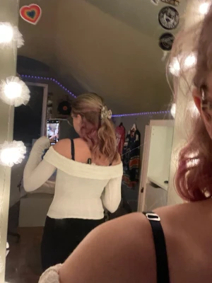 Vit offshoulder topp med lång ärm - Säljer en vit aldrig använd offshoulder topp med långa ärmar. Toppen är tight och har en ribbad struktur som ger en snygg och bekväm passform. Perfekt att styla med både jeans och kjol för en trendig look.