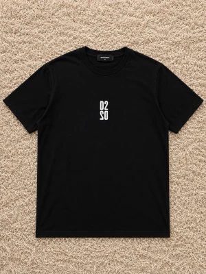 Dsquared tshirt  - En svart t-shirt med korta ärmar och ett vitt tryck med texten 'D2SD' på bröstet. T-shirten har en klassisk rund halsringning och är tillverkad i ett mjukt material som passar perfekt till vardagslooken.