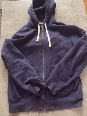 Mörkblå hoodie med dragkedja - Snygg marinblå hoodie från Ralph lauren, röd häst. Använd ett fåtal gånger. Storlek L. Bra skick.  Dm för frågor, hjälper gärna till☺️