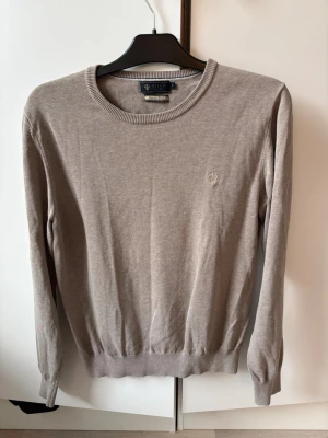 Jättefin beige Riley tröja M  - Supersnygg populär och eftertraktad beige stickad Riley tröja i storlek M. Grym passform och jättefin på perfekt nu till hösten. Jättebra utmärkt skick!