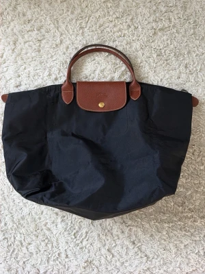 LE PLIAGE ORIGINAL M HANDBAG - Stilren svart och brun handväska från Longchamp. Hör gärna av er vid frågor🥰
