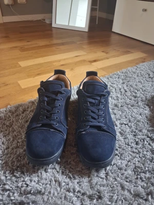 Mörkblå sneakers i mocka - Snygga mörkblå sneakers i mocka med klassisk låg design och svarta snören, ganska slitna 