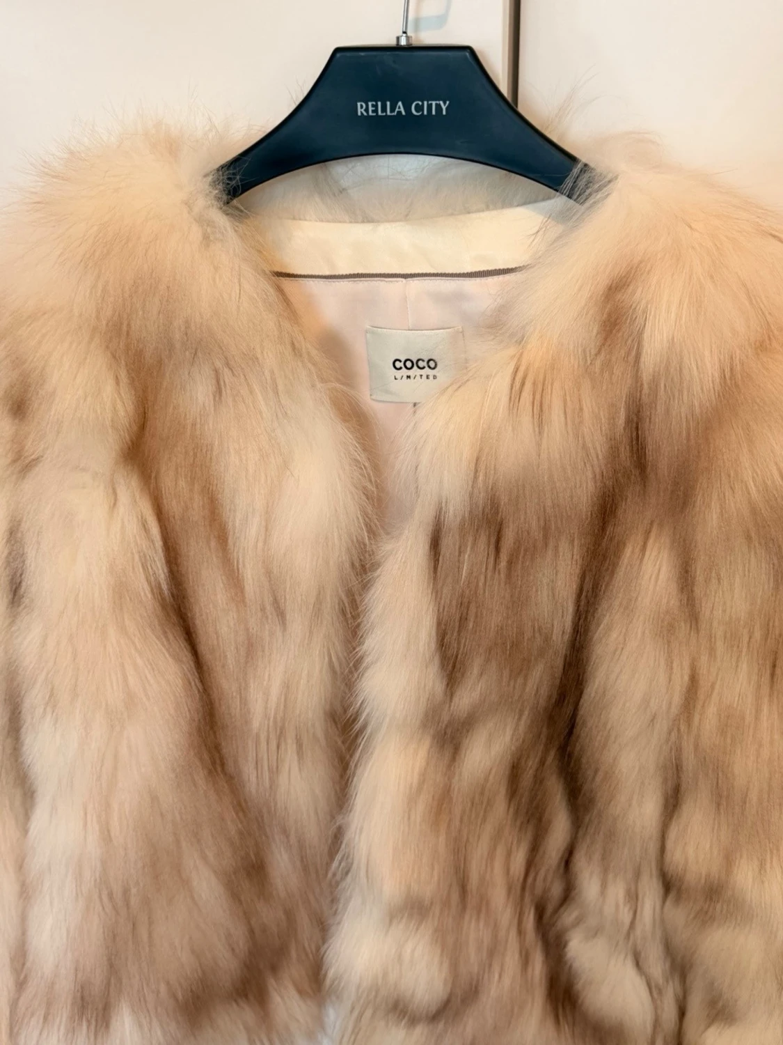Beige pälsjacka från Coco Limited - 1