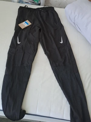 Svarta träningsbyxor från Nike - Oanvänt byxor från nike. För gymmet. 