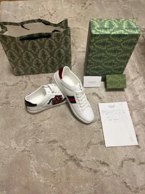 Gucci ace skor - Säljer mina Gucci ace skor då de är för små, skicket är 9/10 använda endast 2-3 gånger, pris kan diskuteras vid snabb affär, skriv vid fundering eller om ni vill se fler bilder, MVH Love