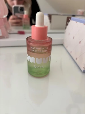 Smuut Skin Watermelon Dew Serum - Fräsch Watermelon Dew Serum från Smuut Skin i en snygg glasflaska med rosa och grön toning. Kommer med pipett för enkel applicering. Perfekt för dig som vill boosta din hud med extra glow och fukt. Se bild för hur mycket kvar 