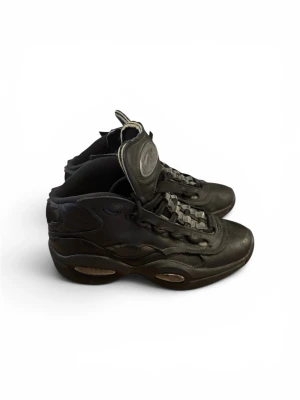 Maison Margiela skor - Maison Martin Margiela x Reebok question mid memory of Spring/Summer 2022 skor. Storlek 41. Använda men fortfarande bra skick. (Distressingen är del av designen). Låda, dustbags samt andra saker kommer med! Skriv i DMs om intresserad, kan även skicka fler bilder samt mått!