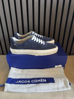 Jacob Cohen skor  - Jacob Cohen skor i storlek 41. Endast använda en gång. Skick 9,9/10. Dustbag och box fås med. Rekommenderar skorna! Retail värdet är ungefär 6000kr!. 100% äkta 