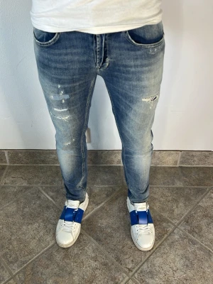Dondup George Jeans - CONDITION — 9/10 Excellent condition.  Light signs of wear.     SIZE — 30 Model is 170 cm, 67kg  MEASUREMENTS (CM) (Please refer to the last photo for measurement guide)  A — 36 cm  B — 89 cm  C — 13 cm