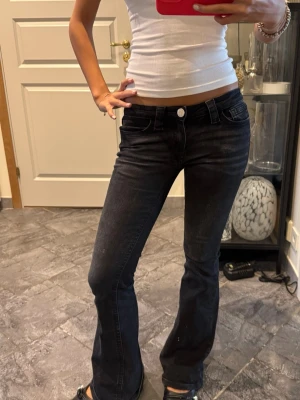 Lågmidjade jeans - Säljer dessa superfina lågmidjade jeans från Gina Tricot! De kommer tyvärr inte till användning längre. De är lite nedtrampade vid hälen och har tappat lite stenar från fickorna, annars är de helt okej!