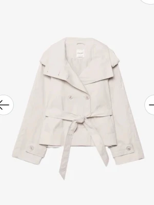 (Utsåld) HIGH NECK TRENCH COAT WITH BELT - Utsåld jacka från Stradivarius, beige i storlek XS regular. Relativt ny utan defekter 🤍 Pris kan diskuteras vid snabb affär.