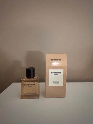 Burberry Hero Eau de Toilette 50ml - Burberry Hero Eau de Toilette, knappt använd. Citrus manlig doft. Hör av er vid fler frågor! 