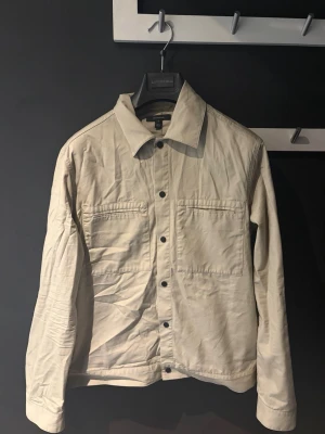 Beige overshirt från Matinique - Beige overshirt från Matinque i storlek S. Använd endast ett fåtal gånger, nypris ca 1200