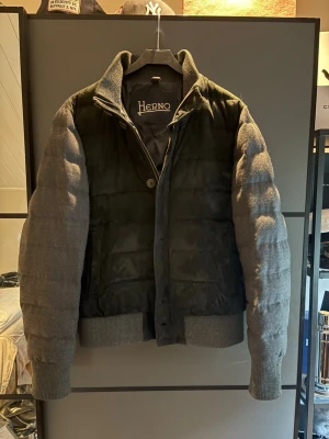 Herno Padded Jacket - Säljer nu den väldigt stilrena jackan från herno, en knapp saknas men utöver det är den i väldigt bra skick. Storlek M, true to size. 