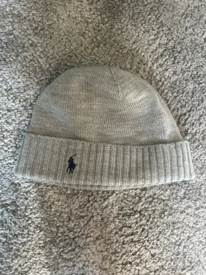 Polo Ralph Lauren mössa - stickad Polo Ralph Lauren mössa från NK. Nelt ny alldrig använd, perfekt till vintern 🥶❄️
