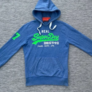 Vintage superdry hoodie - Säljer nu denna riktigt snygga vintage superdry hoodie!👏 Storlek: XS🙌 Skick: 8/10🌟 Hör gärna av er vid frågor eller funderingar!🤗
