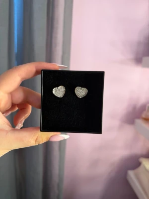 Michael Kors hjärtformade örhängen - Michael Kors örhängen med diamanter ✨ Snygga och stilrena örhängen perfekta för både vardag och fest. Finns en liten missfärgning på den ena! (se bild)