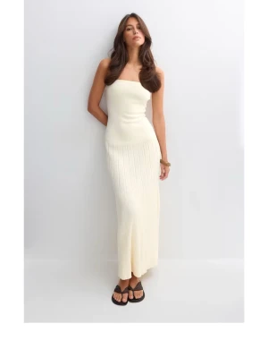 Vit ribbad axelbandslös långklänning Gina Tricot  - Vit axelbandslös långklänning från Gina Tricot i storlek S, helt oanvänd med prislapp kvar💕Helt slutsåld!