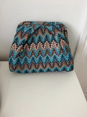 Beck Söndergaard clutch - Säljer nu min Söndergaard clutch då den inte kommer till användning. Den är i jättefint skick med en liten defekt vid öppningen men inget som syns om man inte kollar nära. Skriv vid frågor
