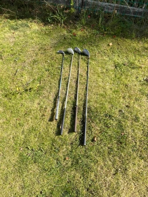 Fyra golfklubbor i metall - Säljer fyra golfklubbor i med svarta grepp. Klubborna har olika huvuden för varierat spel och passar dig som vill komma igång med golf eller komplettera din samling. Perfekt för både träning och bana.(frakt betala av köpare) Taylor made järn 7 150kr. Kings cobra driver 250kr.image 3 wood 200kr.donnay 3 wood 200kr. 