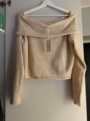Fluffig Off Shoulder Topp - Helt Ny - Otroligt mysig topp som säljs för att jag ej gillade hur den satt på mig när jag provade den, och aldrig tog tag i att fixa en retur. 😁 Den är jättegosig i materialet, som är på både utsidan & insidan. 😍 Helt nytt skick.           Normal i storlek. 🌸 Nypris var ca. 300:- 