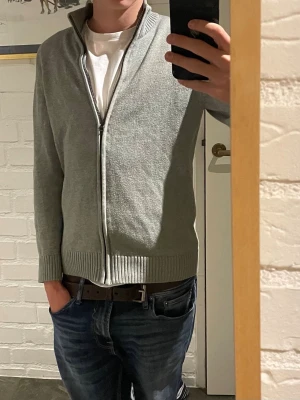 Grå full zip tröja - En grå fullzip tröja som har använts men inte har några skador på något sätt som passar dig mellan 160-170. Jag är 173cm 