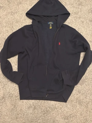 Polo Ralph Lauren hoodie - Mörkblå hoodie med dragkedja från Polo Ralph Lauren. Storlek 170
