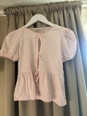 Blus - En blus med mycket bra skick inga fläckar. Säljer då den är för liten för mig
