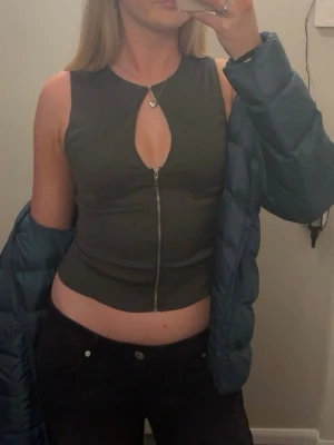 Topp dragkedja - Trendiga toppen från bershka i topp skick! Skriv vid frågor💕