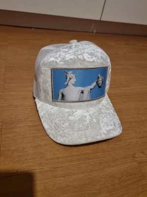 Vit velvet keps med statyprint - INSTABOX!!! Aldrig andvänd.