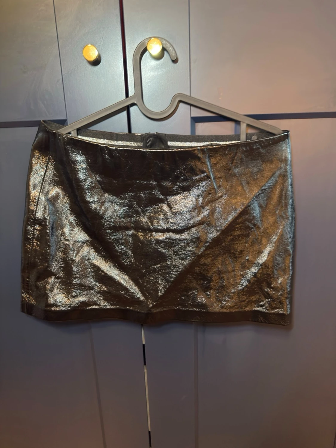Metallic svart kortkjol i syntet