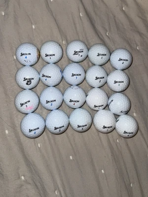 20 st Srixon bollar  - Säljer dessa Srixon bollar för ett schysst pris. Skicket är i princip fint, i princip nyskick förutsatt att vissa endast har små märkningar på sig. Det är allt från Q star tour, AD333, distance och soft feel. Hör av er vid minsta intresse!