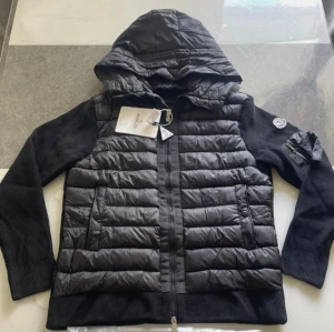 Moncler kofta - Säljer min jacka på grund av att den är för liten. Storlek m men passar lite störe. Använd tre gånger i nytt skick