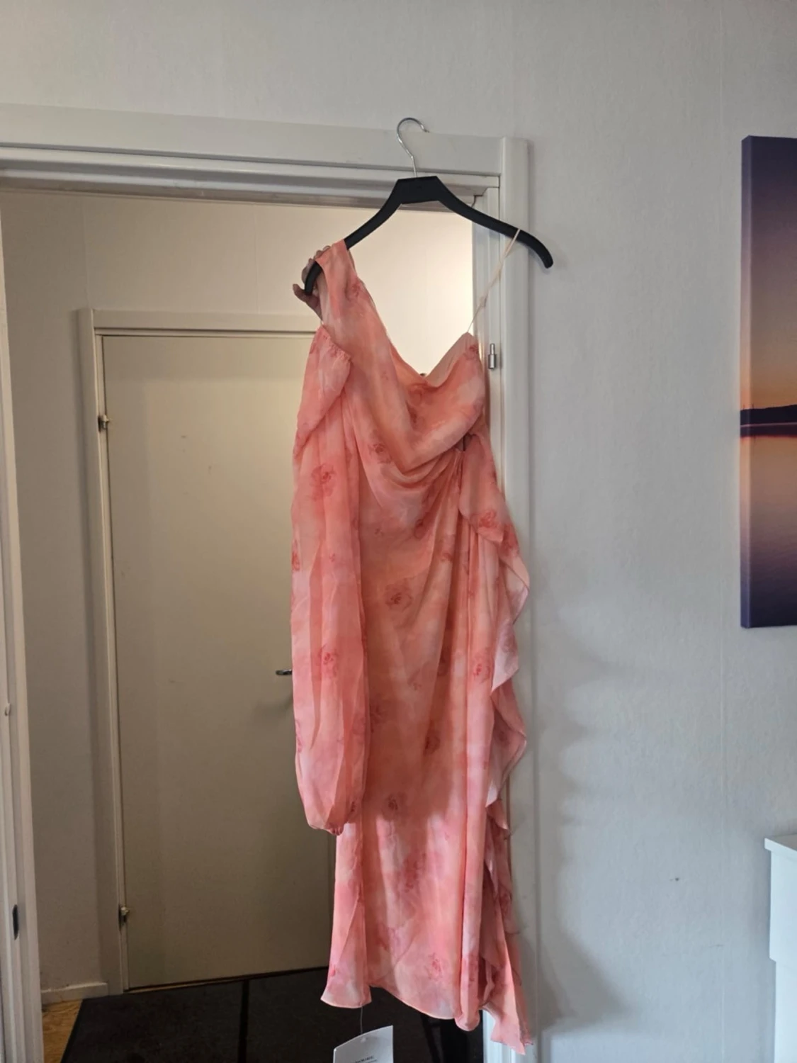 Persikofärgad asymmetrisk klänning