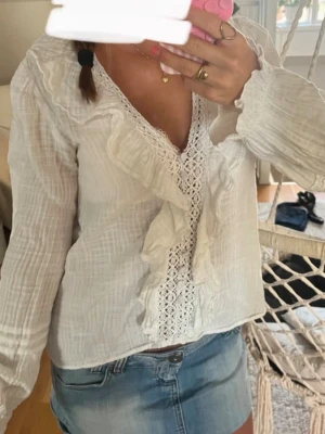 Volang blus  - Säljer en blus från Zara. I använt skick, har lite småfläckar som syns på sista bilderna som kanske går bort i tvätten, samt så sitter knapparna lite smålöst- men har fortfarande en del att ge☺️