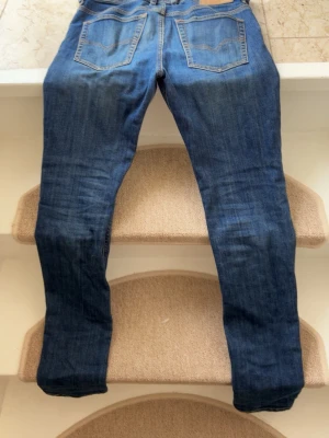 Blå slim fit jeans med slitningar - Säljer ett par blå slim fit diesel jeans med snygga slitningar och blekta detaljer på framsidan och baksidan. Jeansen har klassiska fem fickor och smala ben. Pris kan diskuteras 