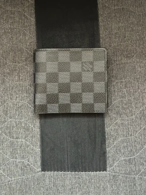 Louis plånbok - Helt ny. Grå svart pattern louis plånbok