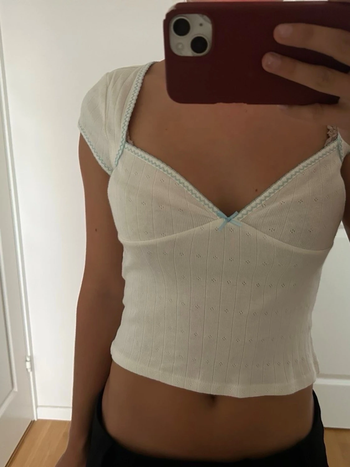 Vit croppad topp med spetsdetalj