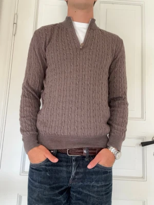 Quarter Zip Stenströms - Säljer denna stilrena quarter zip tröjan från stenströms som passar perfekt nu till hösten och även vintern. Denna är storlek L men har krympt till storlek S, och är tillverkad i 100% merinoull. Sitter lite tajt på mig som är 181 och väger 67kg. Hör av dig vid frågor  OBS färgen är beige/brun