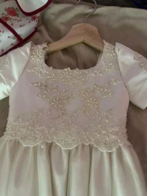 Vit prinsessklänning barn - 🤍 Superfin vit balklänning/prinsessklänning med vackra spetsdetaljer och pärlor. Klänningen har ett elegant fall och är perfekt till bal, bröllop, dop eller andra festliga tillfällen. Den är i fint skick och ger verkligen en sagolik look. ✨👑  ‼️OBS‼️ eventuella defekter visas tydligt på sista bilden, så kolla gärna där innan köp.💕  Säljs eftersom den inte längre kommer till användning. Hör gärna av dig om du har frågor eller vill se fler bilder! 💌