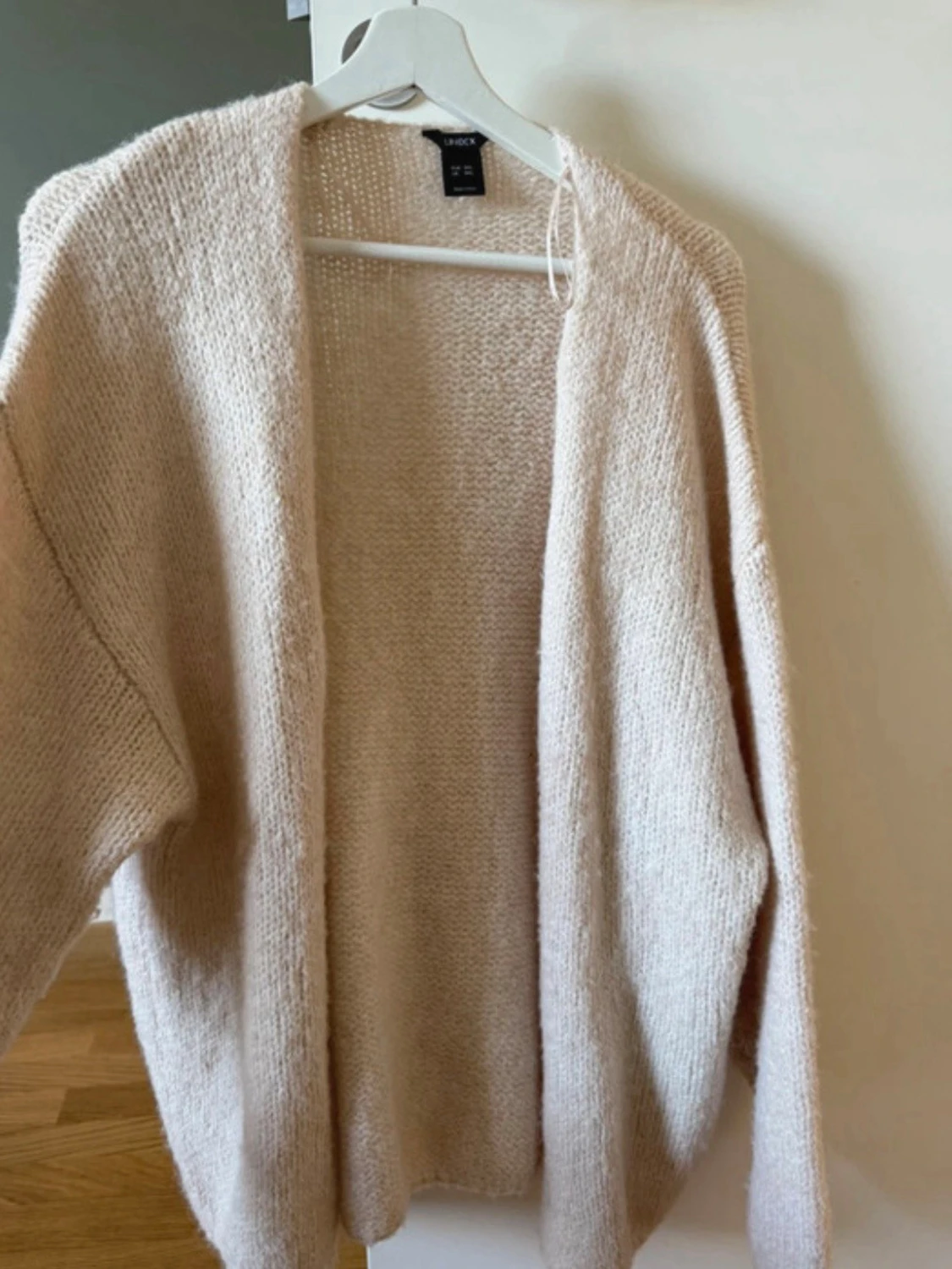 Beige stickad kofta från Lindex