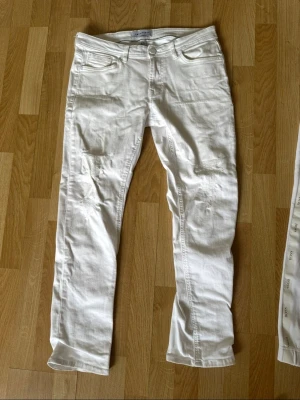 Vita jeans - Säljer ett par vita jeans. Perfekta för en clean och fräsch look.