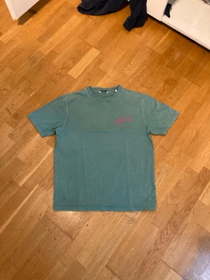 NIKBEN T-Shirt  - Grön T shirt av NIKBEN smått oversize. Storlek S 