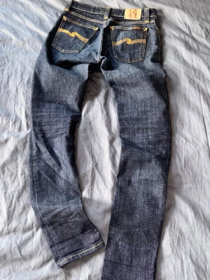 Skinny Lin Nudie Jeans - Snygga mörkblå jeans från Nudie Jeans med  stilen Skinny Lin i storlek 27/32. Nypris ca 1700, hör gärna av dig vid frågor!🤝