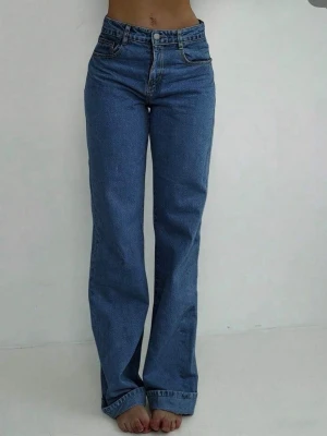 Blå raka jeans - Snygga blå jeans med medelhög midja och raka ben.