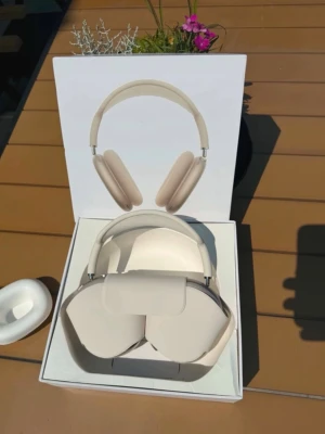 Beige Apple AirPods Max hörlurar - Säljer mina AirPods Max hörlurar i nytt skick använda fåtal gånger. Fick av min mamma men sparar till en ny telefon så har därför bestämt mig för att sälja. 